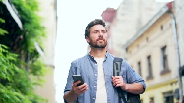 Yakışıklı Sakallı Adam Sırt Çantalı Bir Turist Cep Telefonu Kullanarak — Stok video