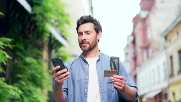 Счастливый Мужчина Турист Использует Кредитную Карту Мобильный Телефон Делать Покупки — стоковое видео