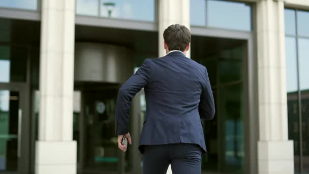 사람은 일하러 달려갑니다 비즈니스 사무실에가는 사업가 서둘러 시간에 양복을 뒤에서 — 비디오
