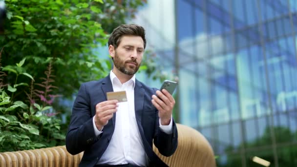 Homme Affaires Mature Souriant Payant Par Carte Crédit Sur Smartphone — Video