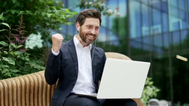 Joyful Investidor Empresário Leitura Feliz Receber Grandes Boas Notícias Laptop — Vídeo de Stock