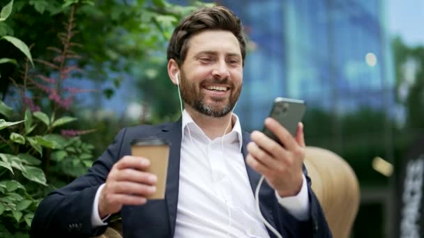 Entspannte Geschäftsleute Ruhen Sich Mit Dem Handy Aus Und Schauen — Stockvideo