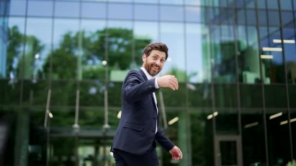 Homem Negócios Feliz Confiante Convida Você Juntar Equipe Perto Entrada — Vídeo de Stock