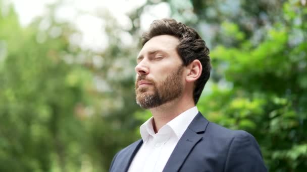 Glückliche Gutaussehende Geschäftsmann Entspannen Pausen Atmen Frische Luft Während Sie — Stockvideo