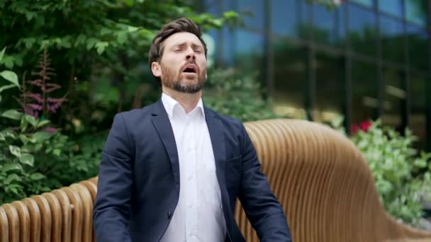 Moe Knappe Volwassen Man Met Baard Lijdt Aan Seizoensgebonden Allergieën — Stockvideo