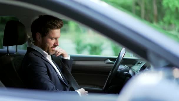 男司机在开车前要系好安全带 以照顾好车上的人 遵守驾驶道路安全规例概念的安全规则 — 图库视频影像