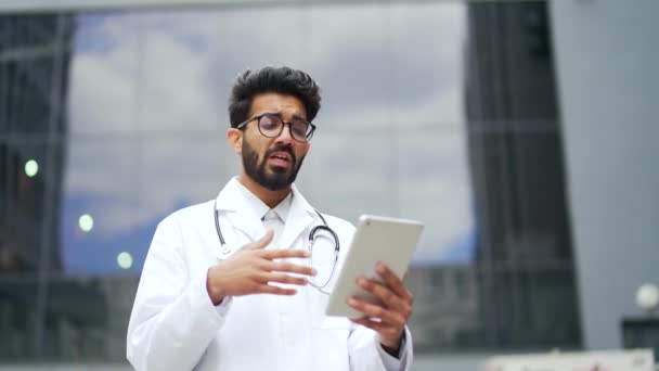 통화를 온라인으로 이야기 태블릿을 코트와 안경에 노동자 의사는 환자를 — 비디오