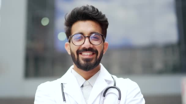Retrato Cerca Joven Médico Sonriente Con Una Bata Blanca Gafas — Vídeo de stock