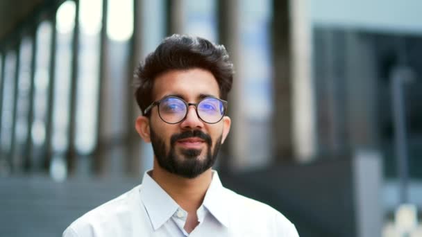 Primer Plano Retrato Joven Empresario Con Camisa Gafas Sonriendo Mirando — Vídeos de Stock