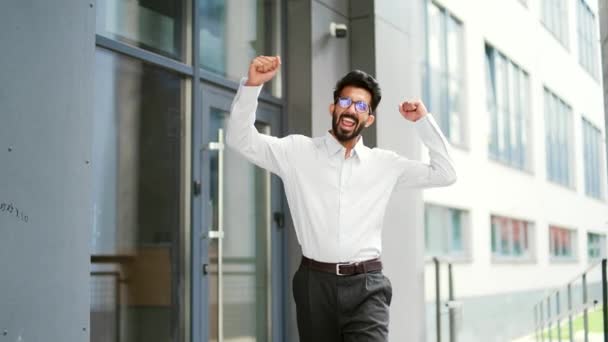 Beyaz Gömlekli Heyecanlı Adamı Zaferi Kutluyor Bir Ofis Binasının Yanında — Stok video