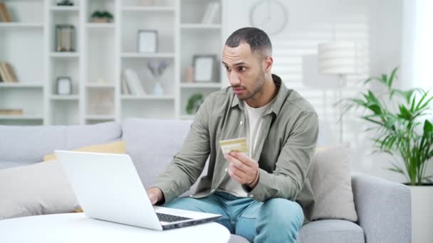 Smutny Mężczyzna Odkrył Oszustwo Wpisując Numer Karty Kredytowej Laptopie Siedząc — Wideo stockowe