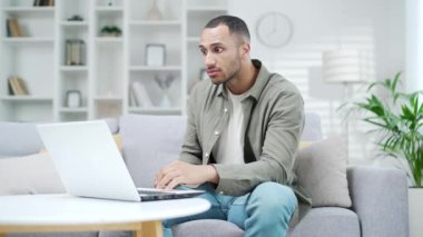 Kafası karışmış genç bir adam ev bilgisayarındaki kötü haber bildirimi ile mesaj alıyor. Korkunç yeni, başarısız bir anlaşma. Uzak serbest çalışma çevrimiçi vergi faturası hatası.