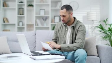 Masraflar yüzünden ya da faturadan dolayı kafası karışmış bir adamın ipotek veya kredi ödeyecek parası yok. Yüksek fiyatlar ve evde hesap makinesi ve dizüstü bilgisayarla oturup hesaplama yapmak için para harcamak