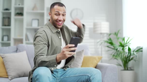 Sorprendido Hombre Afortunado Feliz Después Leer Mensaje Teléfono Móvil Casa — Vídeos de Stock