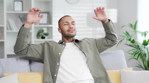 Šťastný Klidný Smíšený Závod Mladý Dospělý Muž Relaxující Pohovce Doma — Stock video