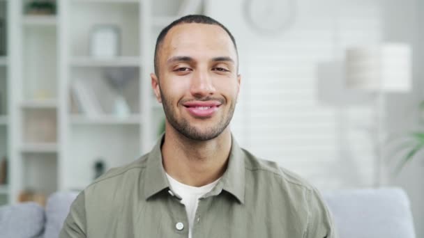 Portrét Šťastného Usmívajícího Pohledného Muže Jak Dívá Kamery Obývacím Pokoji — Stock video