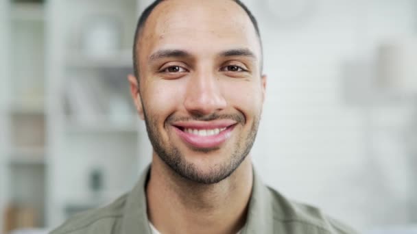 Retrato Feliz Sonriente Hombre Guapo Mirando Cámara Sala Estar Casa — Vídeo de stock