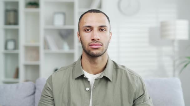 Portrait Sérieux Confiant Jeune Homme Adulte Regardant Caméra Intérieur Gros — Video