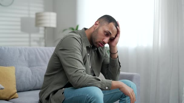Silueta Mladého Muže Trpícího Depresí Sedícího Doma Gauči Samec Problémy — Stock video