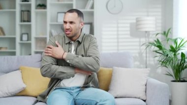 Alerji saldırısı. Kaşıntı ya da pruritus. Alerjik reaksiyon ya da sivrisinek ısırığından muzdarip olan bir adam ya uyuz olur ya da evde otururken oluşan stresten dolayı kaşınır.