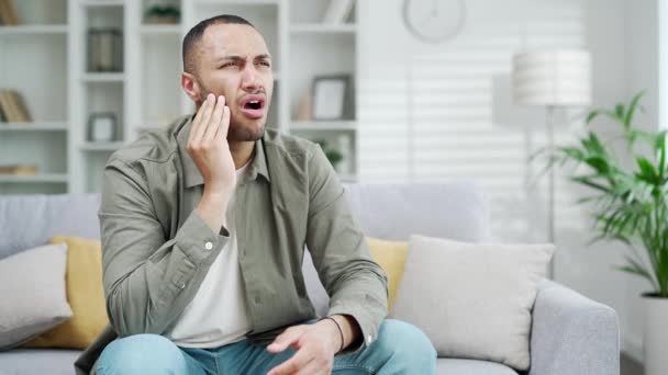 Smutný Pohledný Muž Trpící Bolestí Zubů Když Sedí Doma Obývacím — Stock video