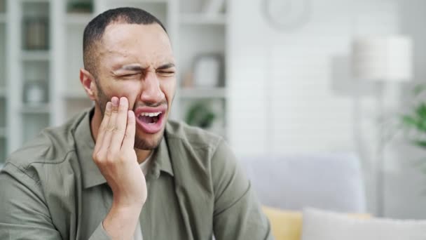 Smutný Pohledný Muž Trpící Bolestí Zubů Když Sedí Doma Obývacím — Stock video