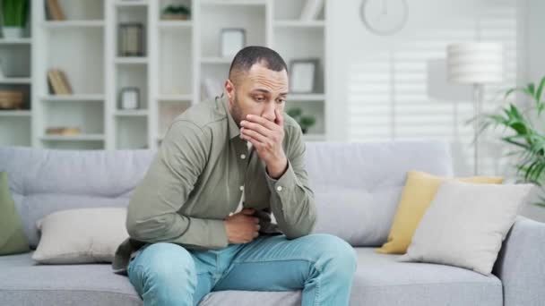 Jovem Adulto Sofre Vômitos Náuseas Durante Envenenamento Enquanto Está Sentado — Vídeo de Stock