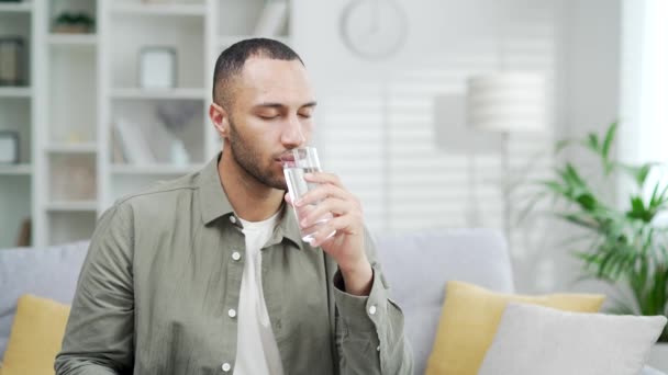 Glad Glad Man Dricker Rent Läckert Vatten Från Ett Glas — Stockvideo