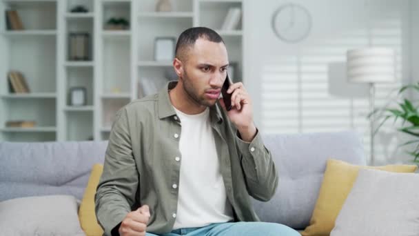 Stress Arrabbiato Uomo Frustrato Discutendo Parlando Telefono Casa Salotto Irritato — Video Stock