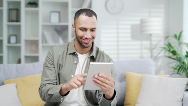 Junger Erwachsener Mann Nutzt Digitales Tablet Während Hause Büro Wohnzimmer — Stockvideo