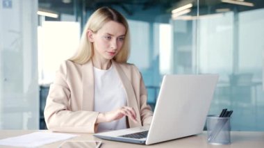Sinirli iş kadını ofiste otururken dizüstü bilgisayar programının kötü performansından şikayet ediyor. Genç bir kadın bilgisayarın, internetin ya da servisin çalışmalarından memnun değil