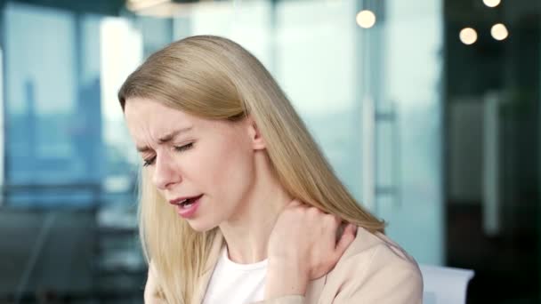 Zavřít Unavená Blonďatá Podnikatelka Trpící Bolestí Krku Když Sedí Pracovišti — Stock video