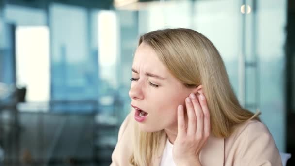 Zavřít Nemocná Žena Trpí Bolestí Ucha Když Sedí Pracovišti Úřadu — Stock video