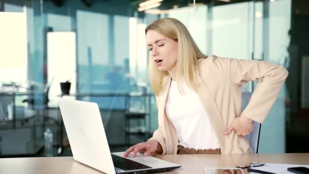 Trött Ung Blond Affärskvinna Som Lider Ryggsmärtor Medan Arbetar Laptop — Stockvideo