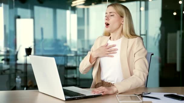 Młoda Bizneswoman Miała Atak Paniki Podczas Pracy Laptopie Siedząc Przy — Wideo stockowe