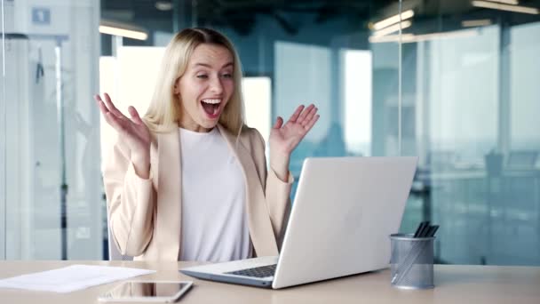 Glücklich Aufgeregte Junge Geschäftsfrau Anzug Las Laptop Gute Nachrichten Während — Stockvideo