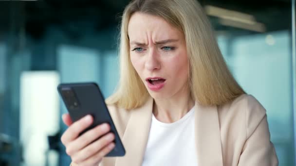 Närbild Chockad Ung Affärskvinna Läsa Dåliga Nyheter Smartphone När Sitter — Stockvideo