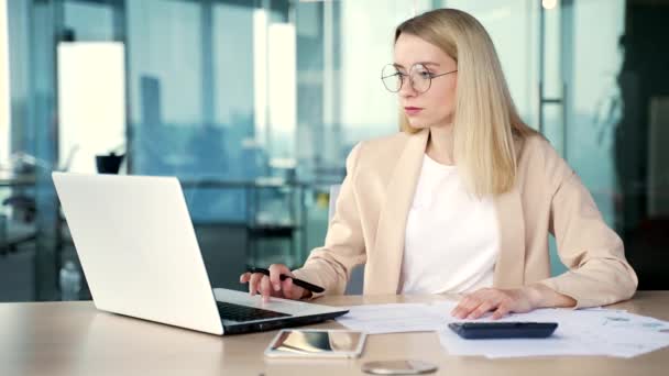 Umtriebige Junge Geschäftsfrau Finanzberechnungen Mit Einem Taschenrechner Tippen Auf Dem — Stockvideo