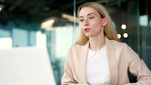 Selbstbewusste Geschäftsfrau Die Mit Einem Laptop Telefoniert Während Sie Einem — Stockvideo