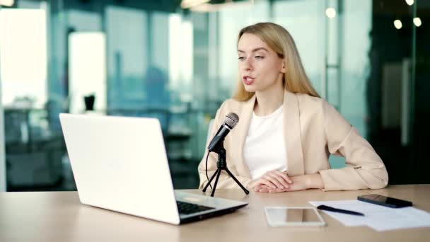 Une Jeune Femme Affaires Avec Microphone Enregistre Podcast Aide Ordinateur — Video