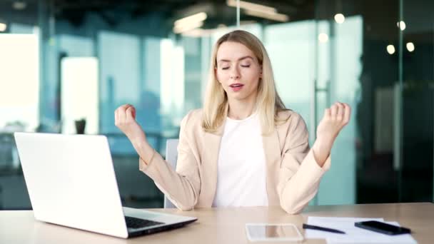 여성은 사무실에서 직장에 앉아있는 그녀의 명상하고있다 사업가는 스트레스를 완화하기 직장에서 — 비디오
