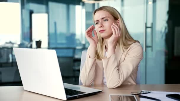 Ung Affärskvinna Har Depression Som Lider Psykisk Smärta Sittande Arbetsplatsen — Stockvideo
