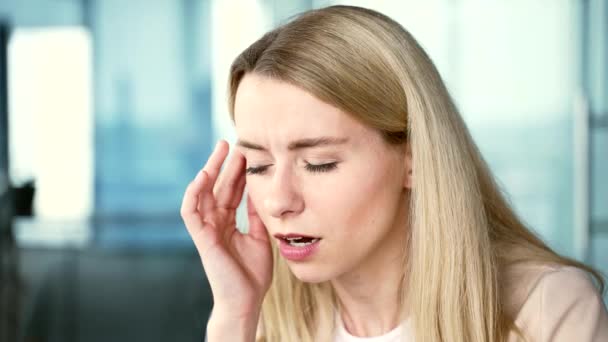 Zamknij Drzwi Zmęczona Bizneswoman Cierpiąca Ból Głowy Podczas Siedzenia Miejscu — Wideo stockowe