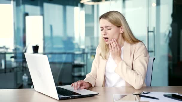 Traurige Junge Blonde Geschäftsfrau Die Zahnschmerzen Leidet Während Sie Arbeitsplatz — Stockvideo