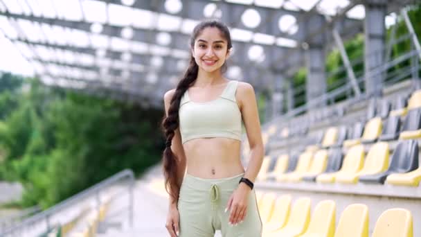 Retrato Una Joven Mujer Forma Deportiva Sonriente Estadio Urbano Ciudad — Vídeo de stock