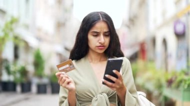 Kredi kartı dolandırıcılığı mağduru bir kadın cep telefonu arızası ve bankacılık hatasıyla yanlış parola, yanlış kişi öğrenci ya da gezgin müşteri turisti karıştırıp dolandırıyor. 