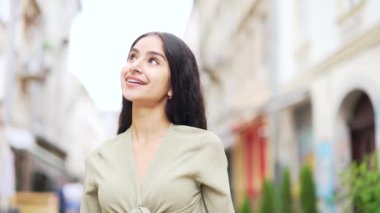 Heyecanlı genç ve çekici Hintli kadın turist eski bir şehir caddesinde yürüyor. Tatildeki güzel kız öğrenci. Mutlu bayan tatil zamanının keyfini çıkarıyor. Seyahat, yolculuk yaşam tarzı