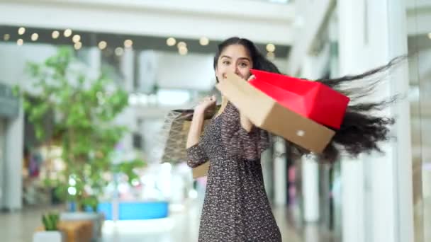 Portrét Šťastný Rád Mladý Indián Žena Nakupování Obchoďáku Prodeji Slevy — Stock video