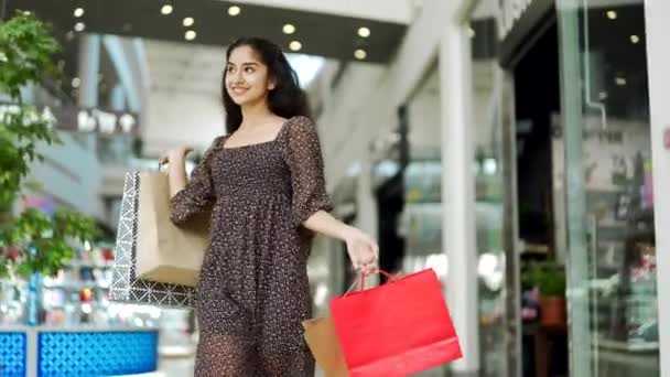 Feliz Joven Hermosa Mujer Caminando Centro Comercial Centro Comercial Entre — Vídeos de Stock