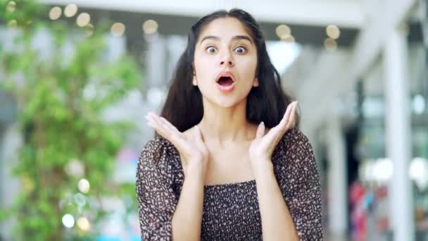 Młoda Hinduska Kobieta Sukience Przestraszony Zszokowany Zaskoczenia Ekspresji Zbliżenie Portret — Wideo stockowe